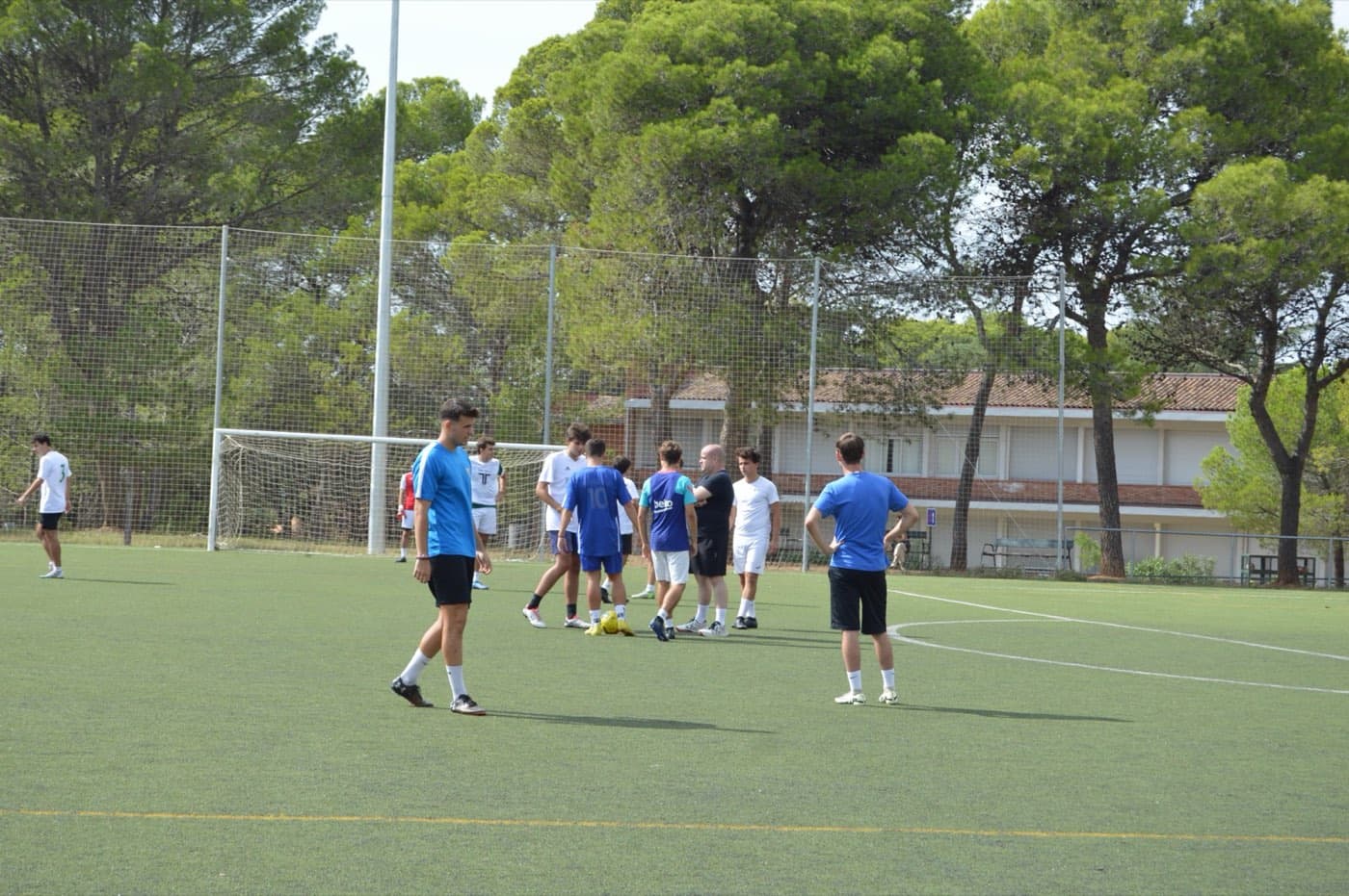 Partido de fútbol en el campo del Col·legi La Farga