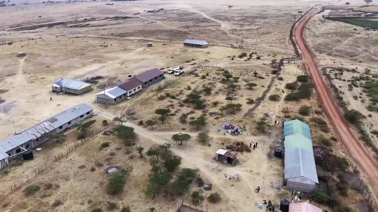 Vista aérea de la escuela y su entorno en el condado de Narok, Kenia